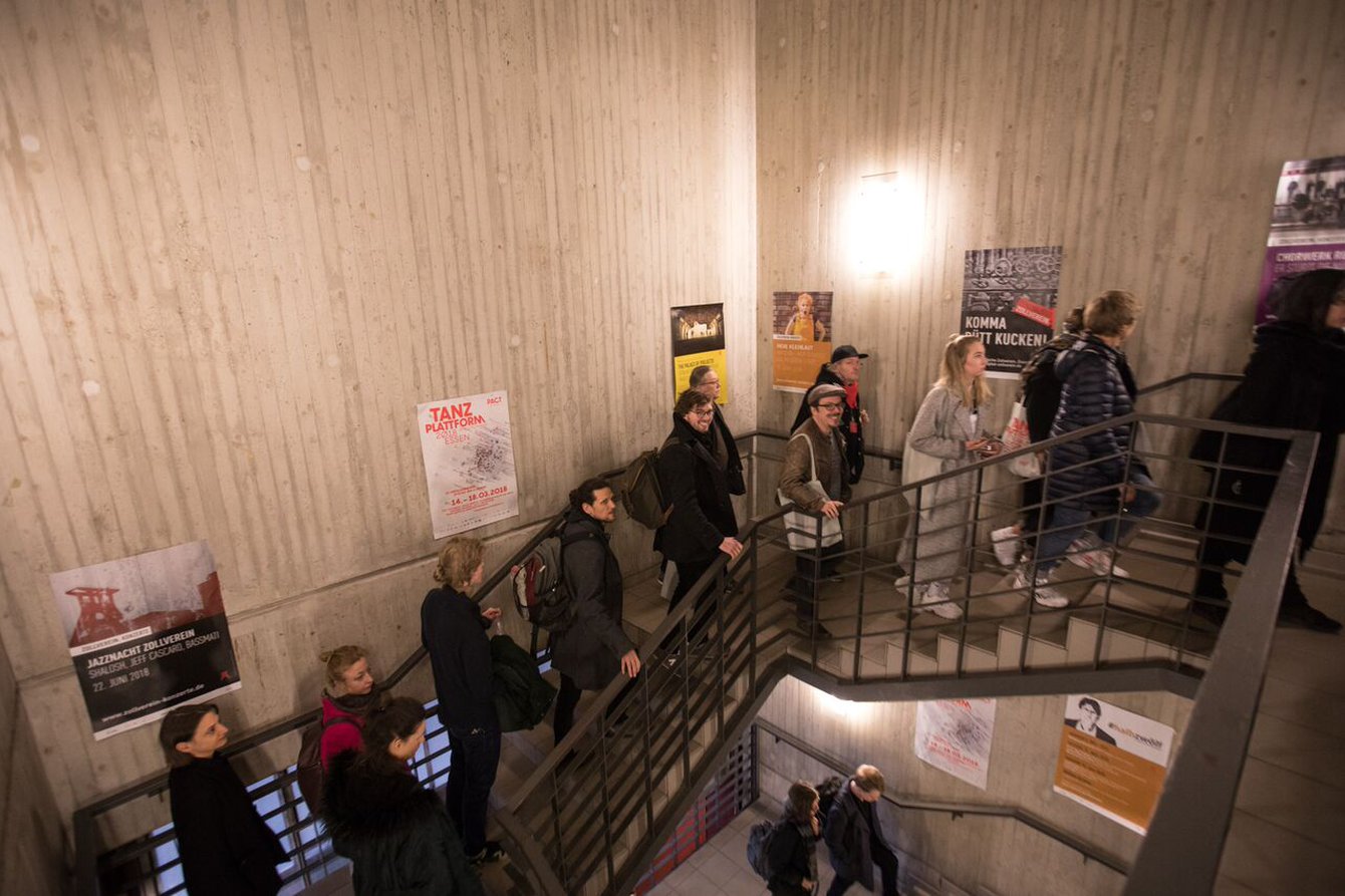 Auf dem Weg zur Eröffnungsfeier in Halle 12